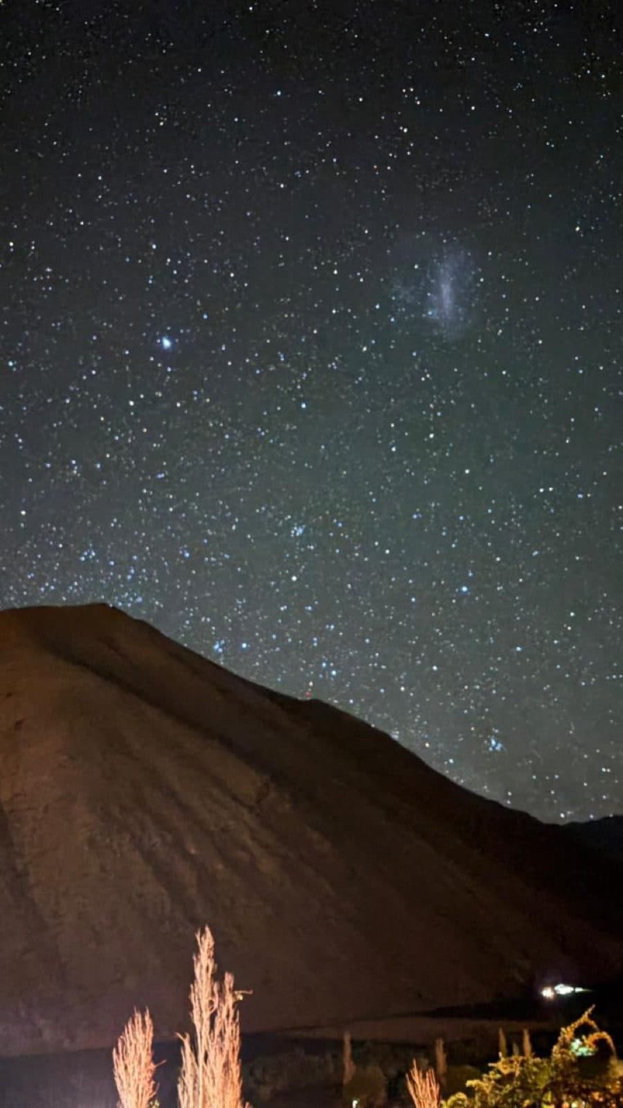 Cielo estrellado sobre los cerros de Pisco Elqui