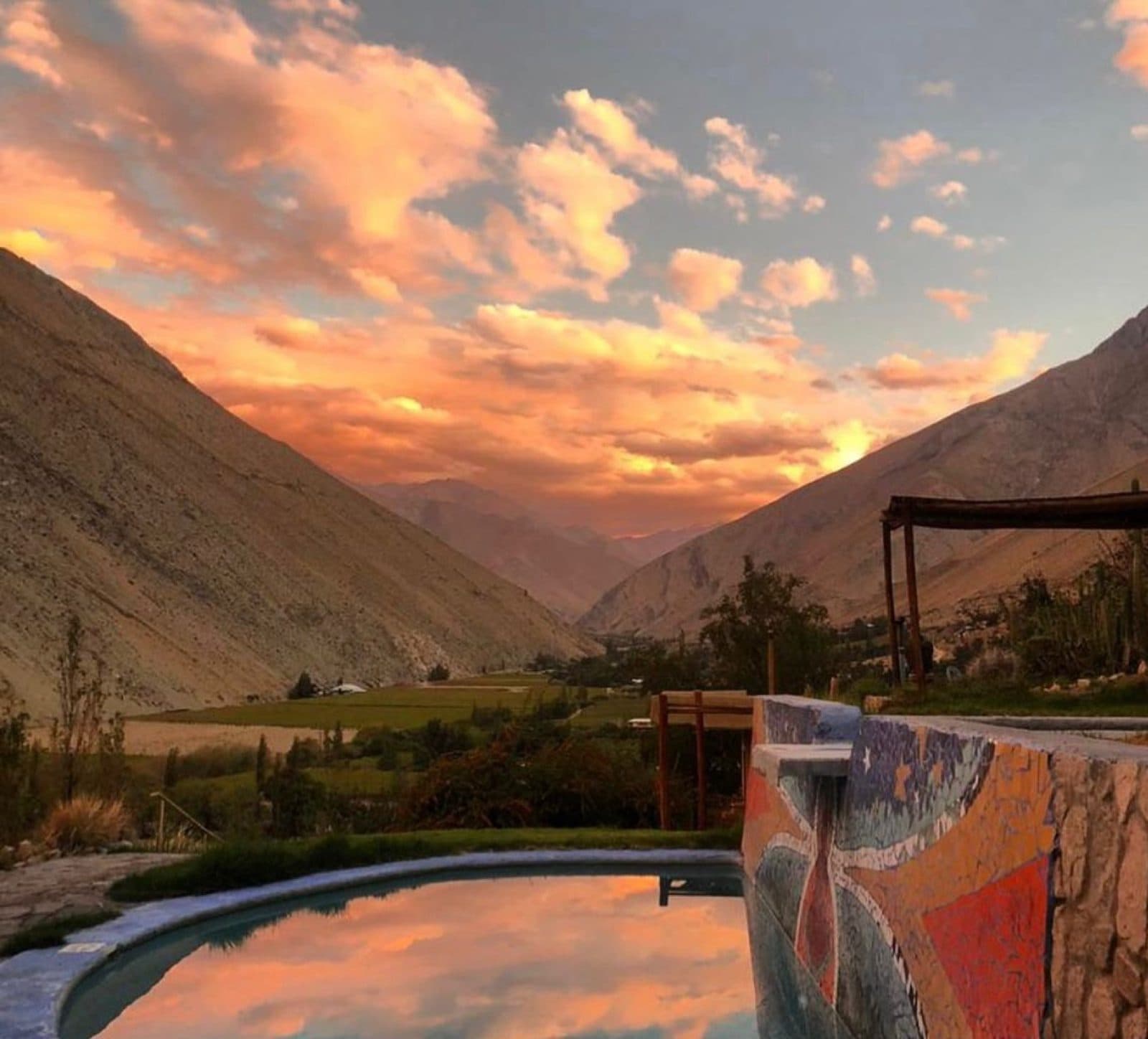 Atardecer sobre la piscina y el valle