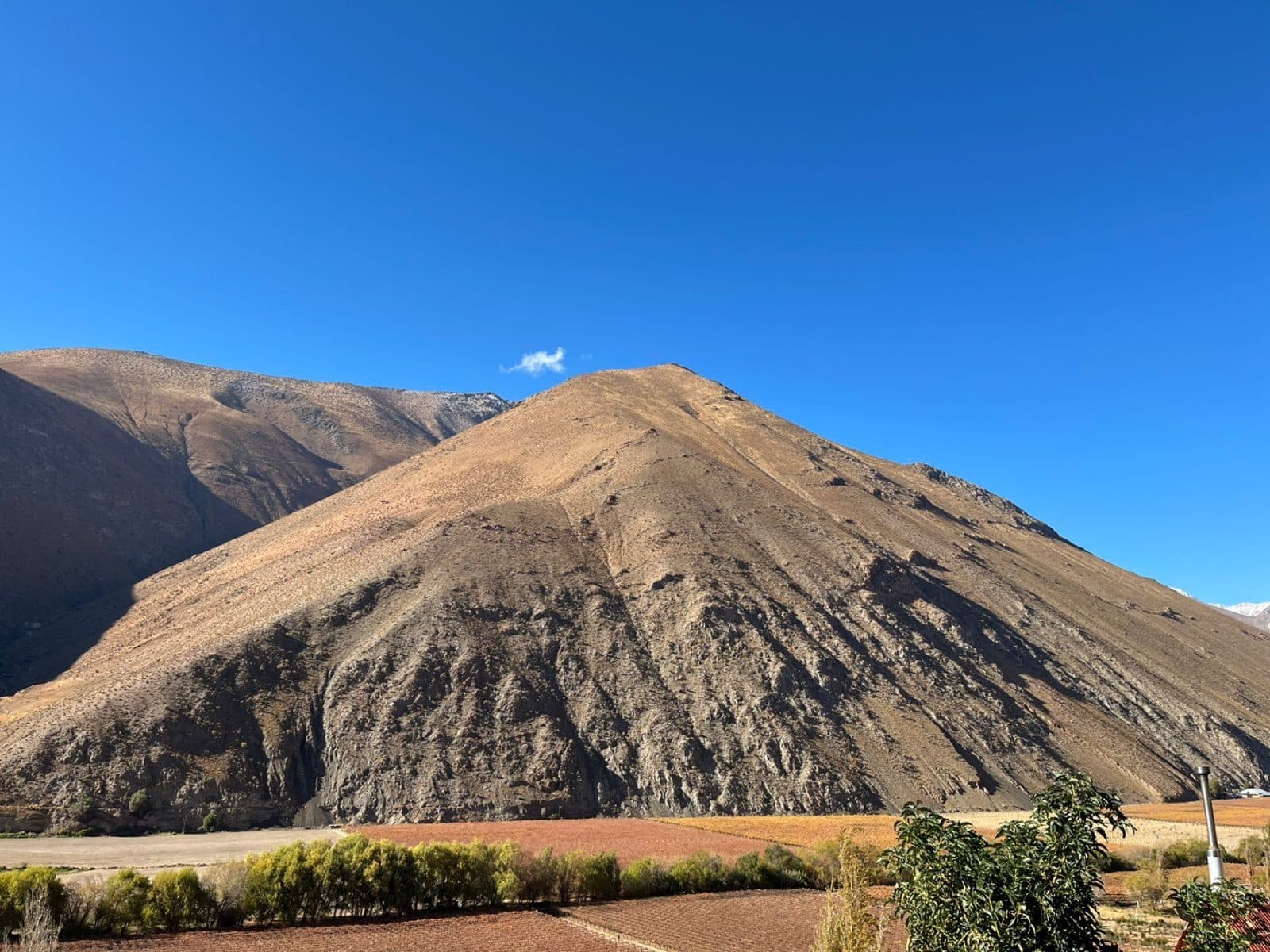 Cerro de Pisco Elqui bajo el cielo azul