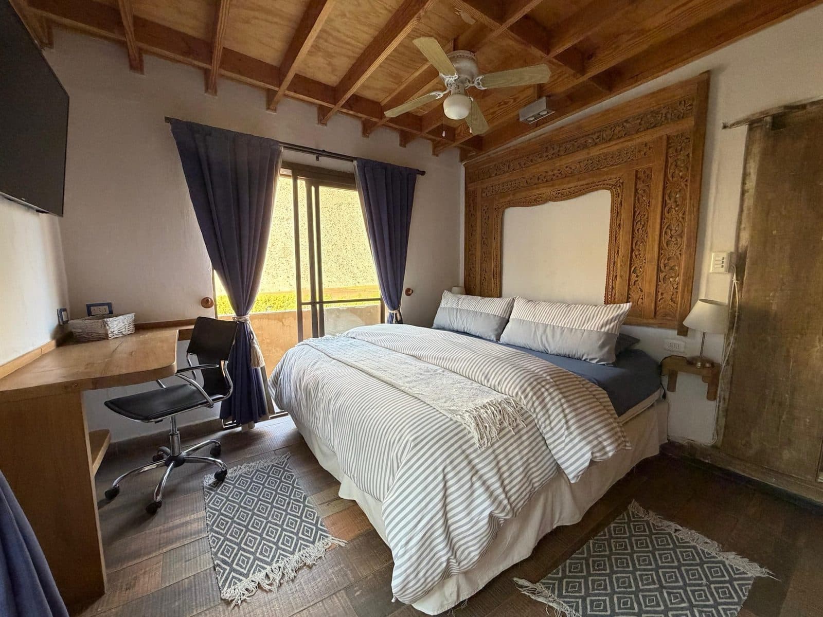 Dormitorio luminoso con escritorio