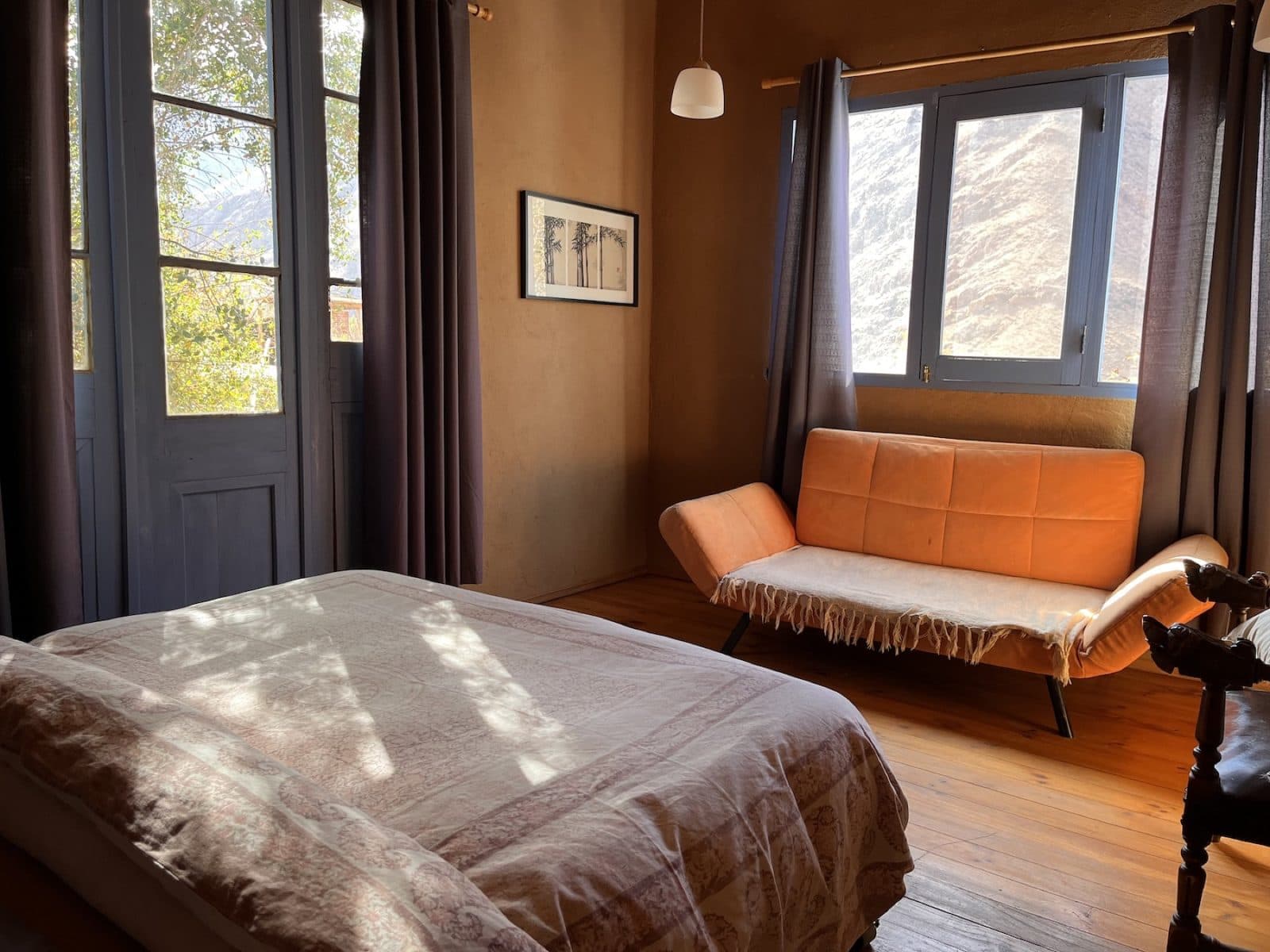 Dormitorio con futón y ventanas al cerro
