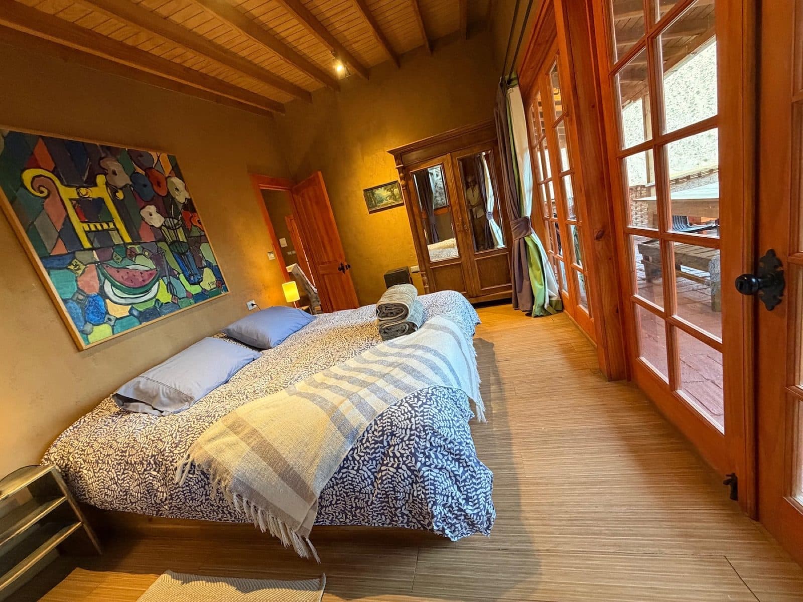 Dormitorio con mural de colores