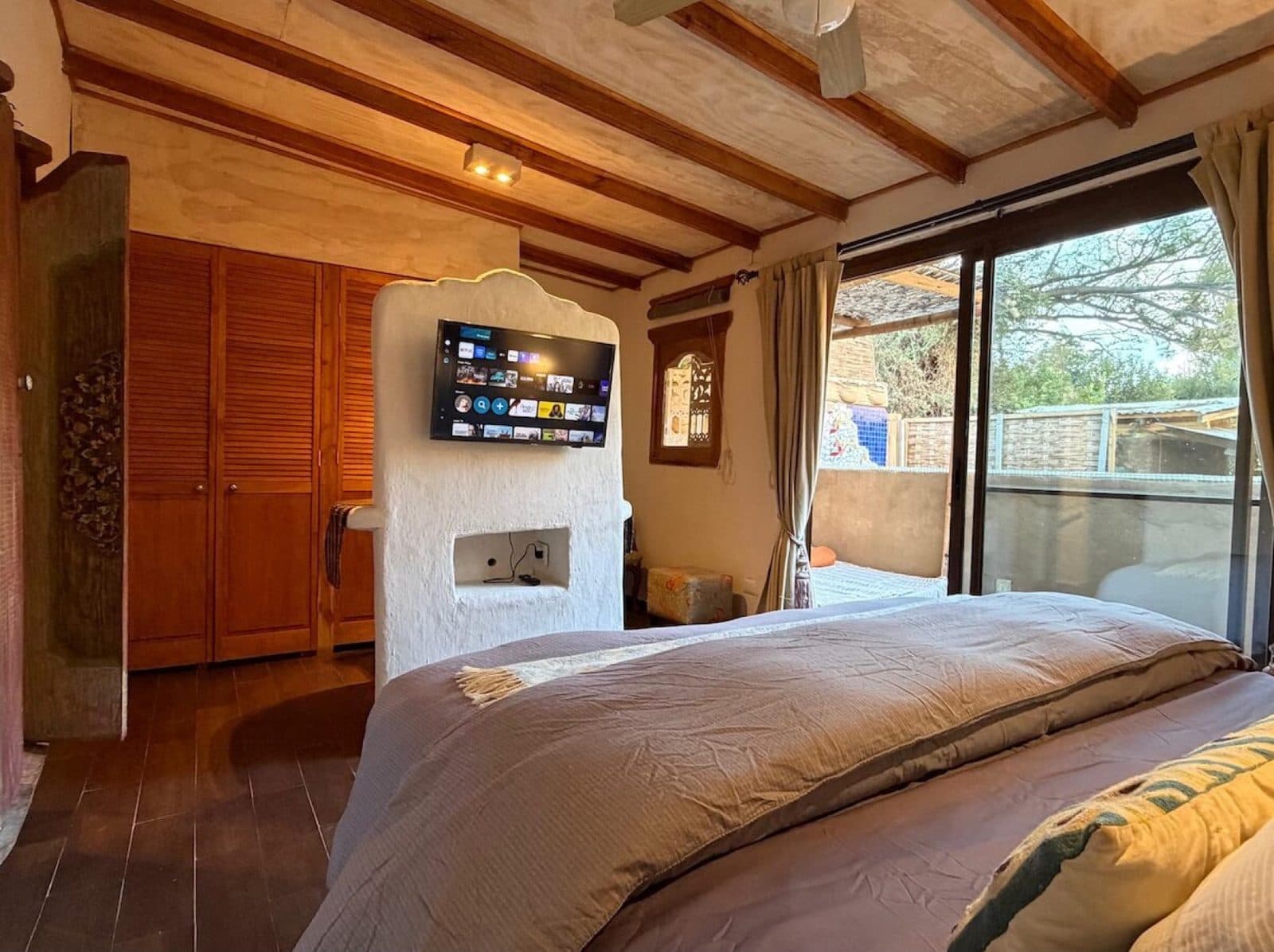 Dormitorio con TV y salida a la terraza