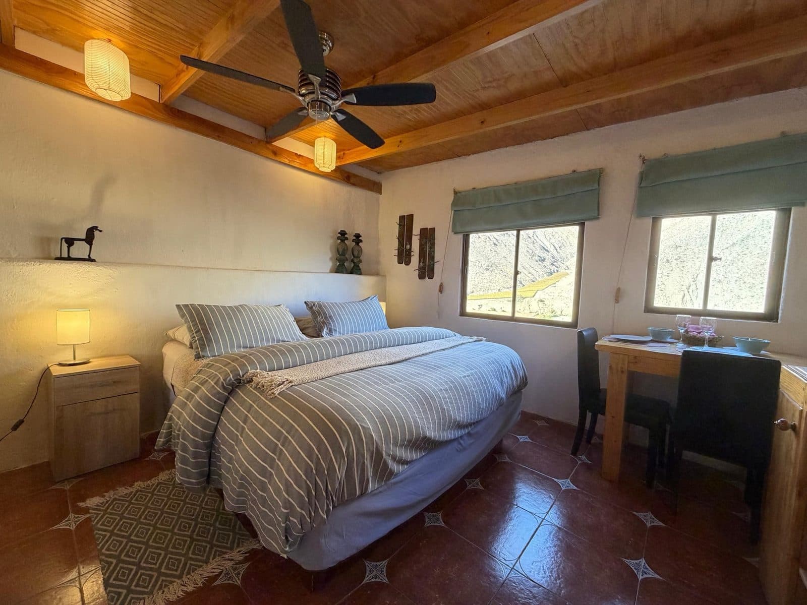 Dormitorio con techo de madera nativa