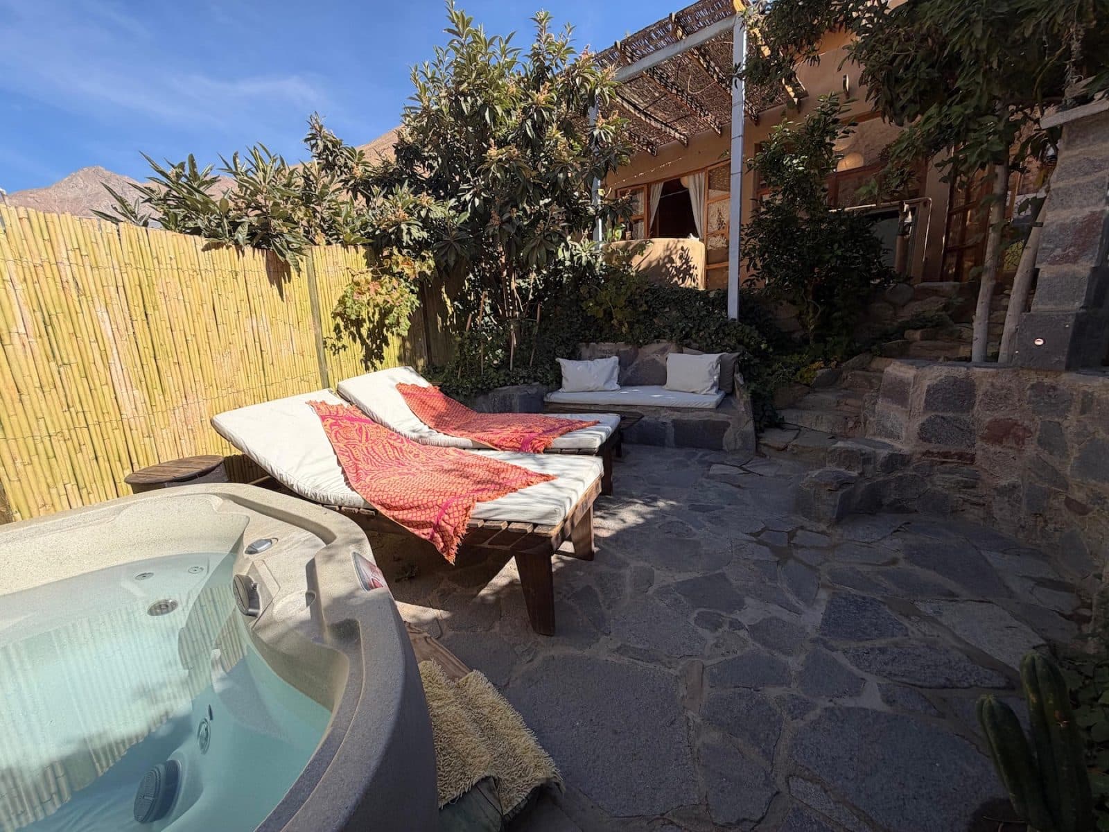 Terraza con jacuzzi privado y reposeras