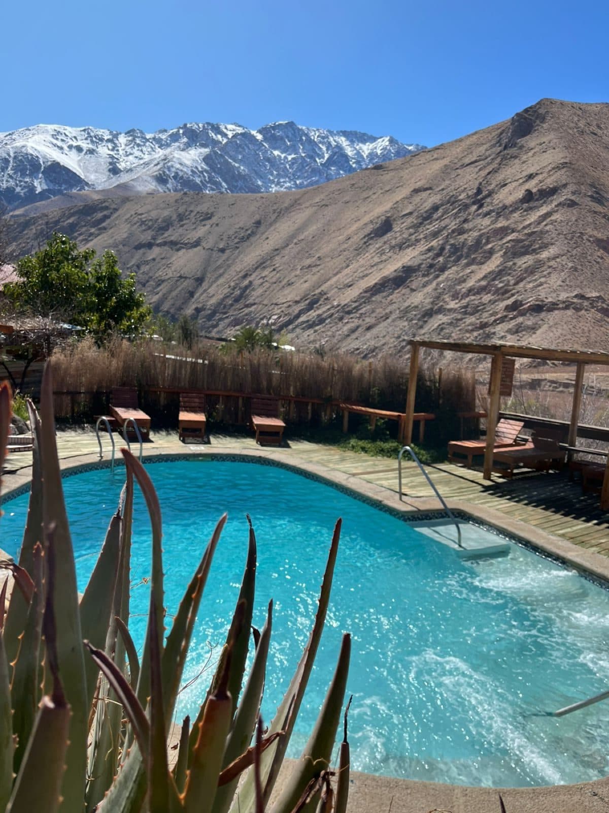 Piscina de agua salada en un día despejado