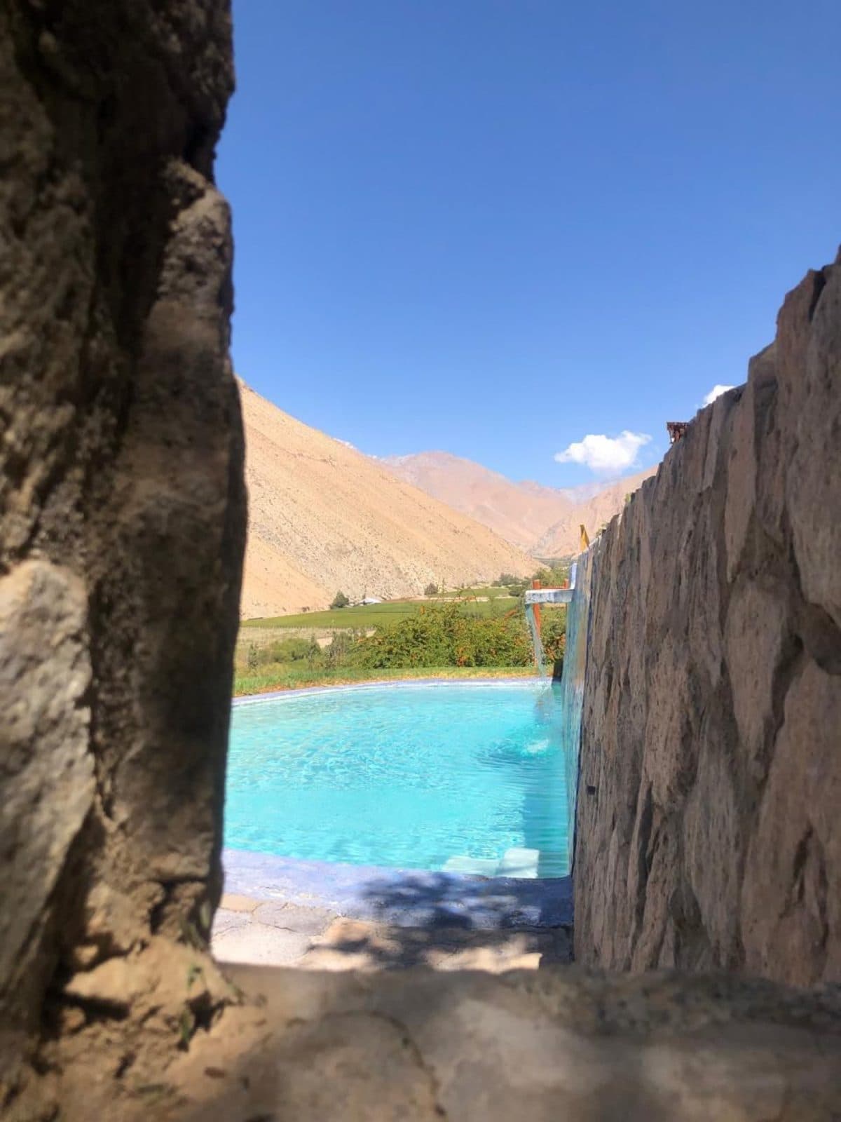 Piscina vista entre las rocas