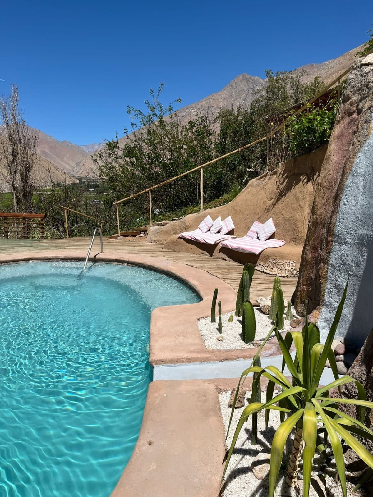 Reposeras junto a la piscina