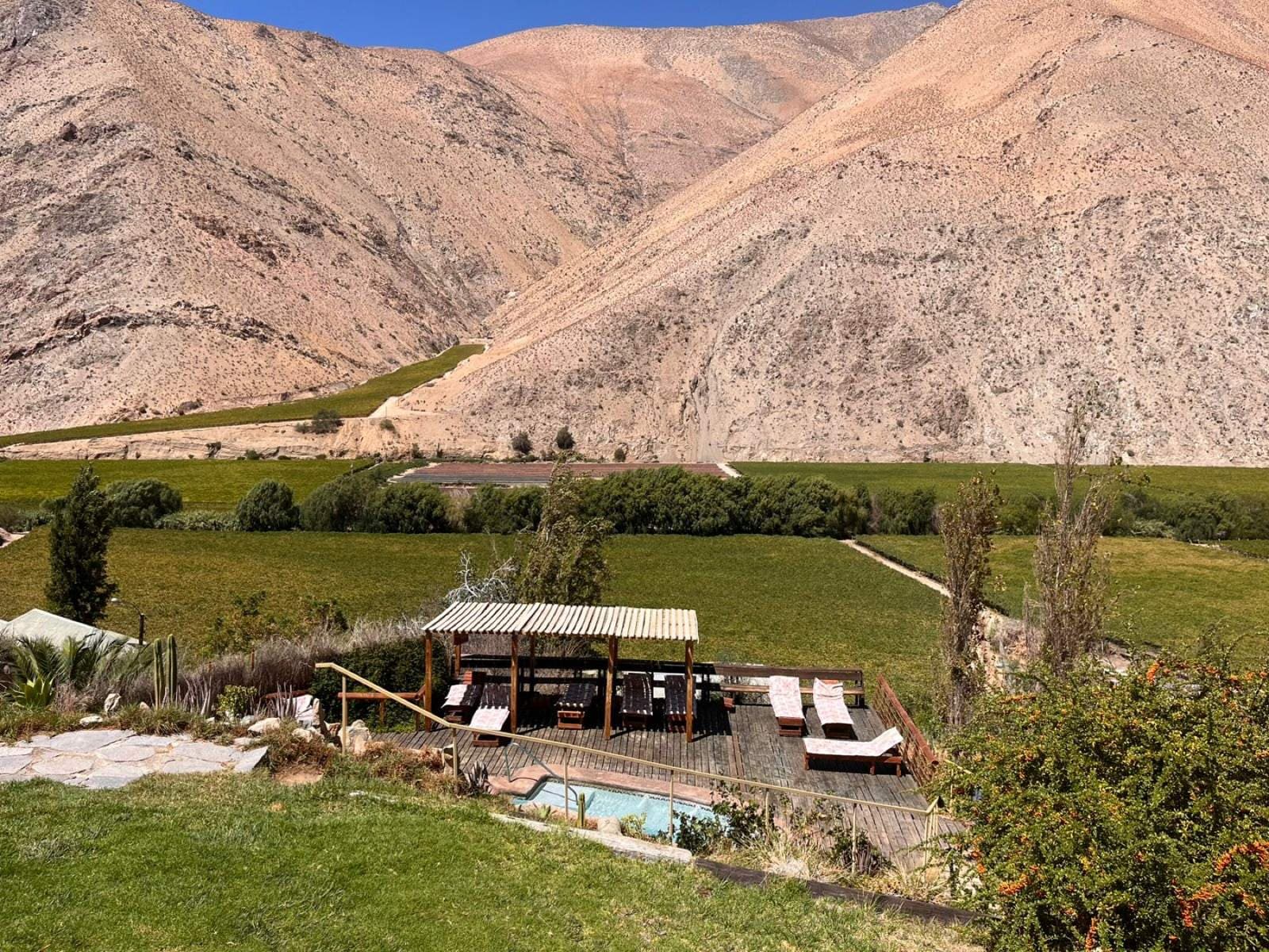 El recinto entre jardines con los cerros del valle
